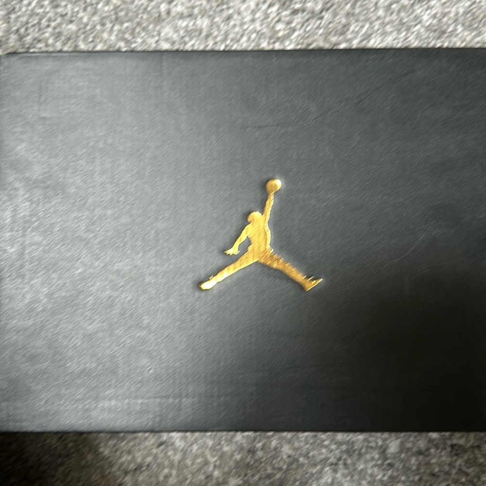 Air Jordan 1 Mid (Grade Schoo) size 5.5
